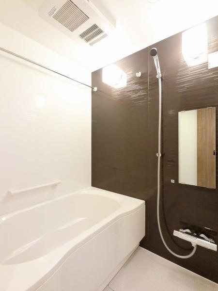 落ち着きのあるツートンの壁色やストレートタイプの浴槽、換気乾燥暖房機など快適なバスタイムを過ごせます。 【内外観】浴室