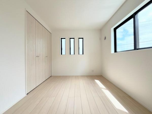 【居室】シンプルな内装なのでお部屋の模様替えや家具の配置を考えるのも楽しみになります 【内外観】リビング以外の居室