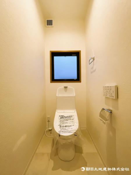 普段使う箇所だからこそ、換気性はもちろん、お掃除やお手入れのしやすいトイレを採用しています。 【内外観】トイレ