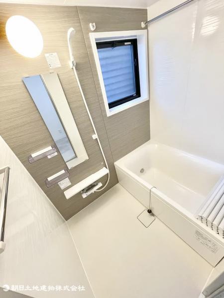 浴槽窓や浴室乾燥付きの為、カビなども防げいつでもきれいに保てます。 【内外観】浴室