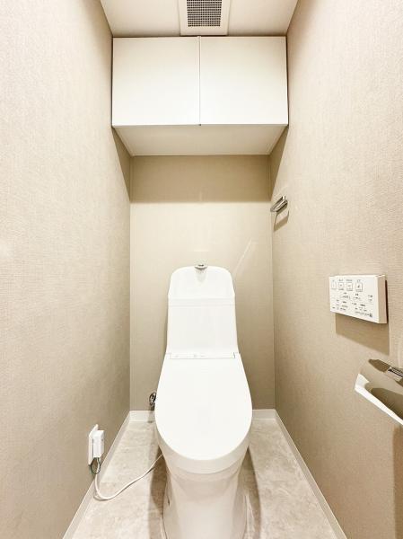 小さな手洗いを完備したトイレは収納もあり、使いやすさと快適な空間を作りました。 【内外観】トイレ