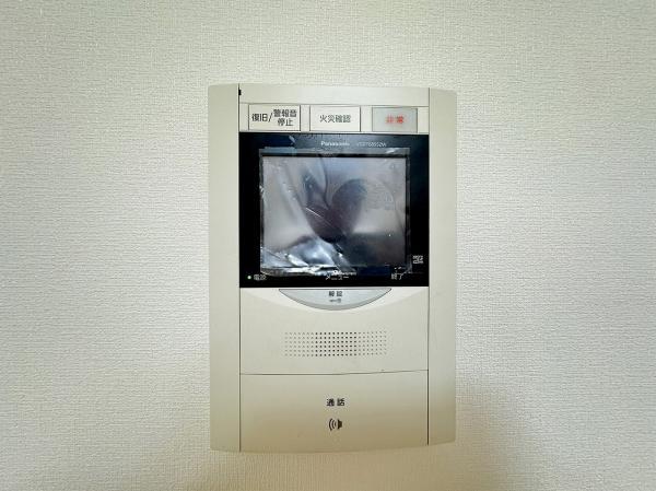 インターホンには小さなテレビ画面のようなモニターが付いており、訪問者をすぐ確認することができます。 【設備】その他設備