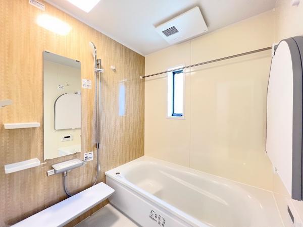 ◇◆【浴室】◆◇シャワー下のカウンターは壁と浴槽から離れたデザイン 【内外観】浴室