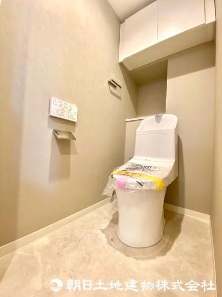 落ち着いた空間で安らぎのひとときをお過ごしいただける清潔感溢れるトイレです。 【内外観】トイレ