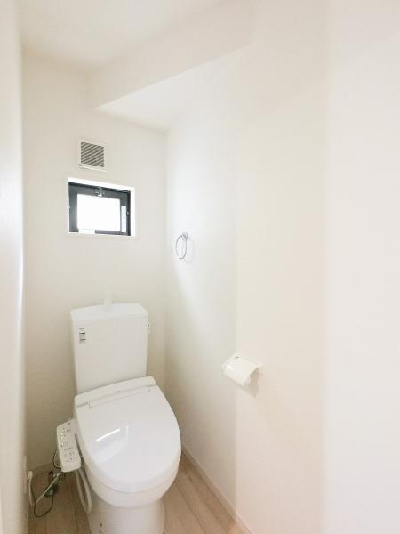 １階トイレ　洗浄機能を標準完備、清潔な空間が印象的です。 【内外観】トイレ