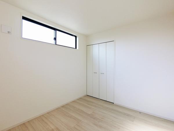 ２階5.2帖洋室　居室クローゼットは、洋服やクリアーボックスなどもしまえるクローゼットを設置。 【内外観】リビング以外の居室