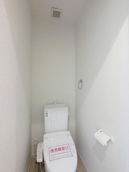 ２階トイレ　洗浄機能を標準完備、清潔な空間が印象的です。 【内外観】トイレ