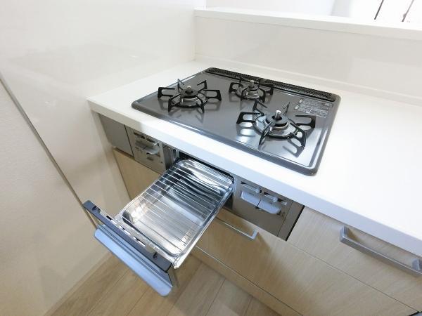 ビルトインガスコンロは様々な料理が作れる便利な専用調理器が充実。グリル調理やお手入れにかける時間と手間を大幅に減らすことができます。 【内外観】キッチン