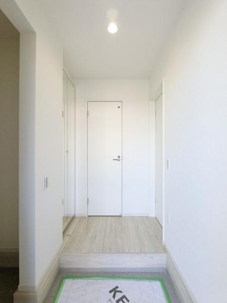 収納豊富なシューズクローゼットもあり、真っ白で清潔感のある玄関。 【内外観】玄関