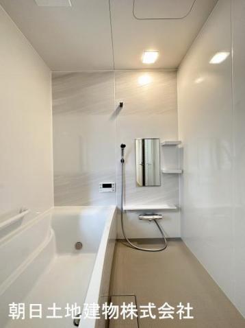 広々とした浴室は一日の疲れをいやす大切な空間。足を延ばして体を癒してください。 【内外観】浴室