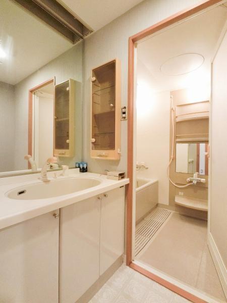 ゆとりの洗面スペースで朝の身支度もスムーズに。小物を仕舞える、扉付き収納が便利です。 【内外観】洗面台・洗面所