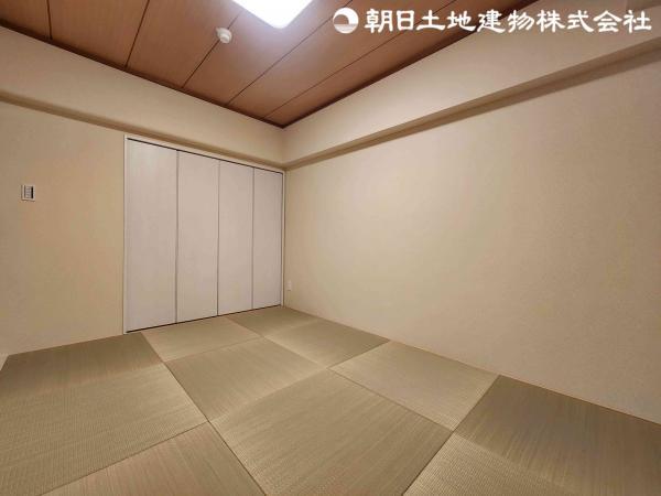心落ち着く日本人ならではの和室。たっぷり収納可能なクローゼット付き。 【内外観】リビング以外の居室