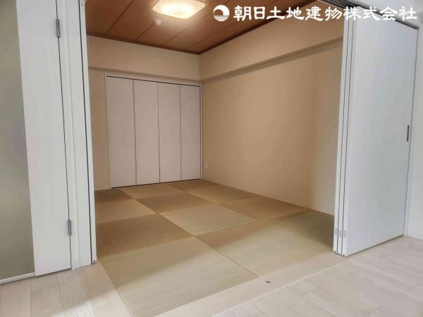 おしゃれな和室に洋風作りの白い扉でスッキリ広々を演出。 【内外観】玄関