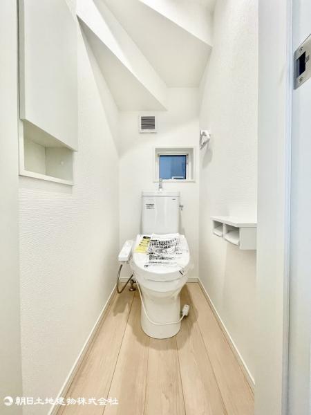 普段使う箇所だからこそ、換気性はもちろん、お掃除やお手入れのしやすいトイレを採用しています。 【内外観】トイレ