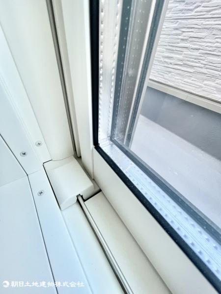 全室設置のペアガラスは室内の温度を保つほかにも結露も防止し室内のカビなどを防ぎます。 【設備】防犯設備