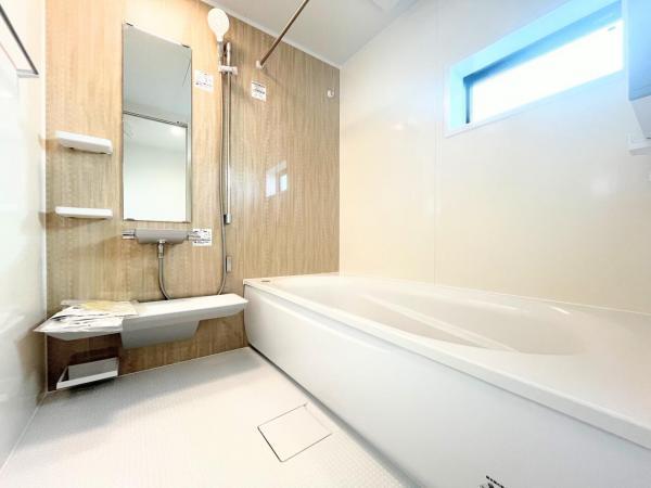 【浴室】ゆったりとくつろぐことのできるバスタブです。 【内外観】浴室