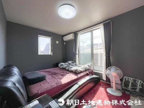 窓から差し込む暖かな陽光のある6.5帖の洋室！大き目のベッド配置可能で主寝室におすすめ！ 【内外観】リビング以外の居室