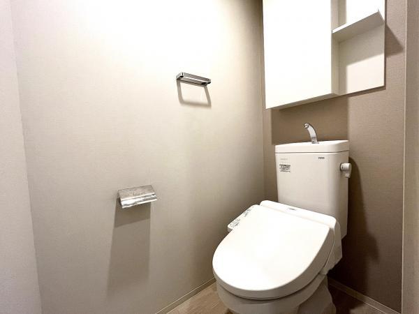 トイレにはトイレットペーパー等のストックを収納するのに便利な吊戸棚を採用。デザイン性にも配慮しています。 【内外観】トイレ