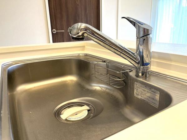 キッチン水栓のシャワーヘッドには浄水器を内蔵し簡単に浄水の切り替えられます。さらに使いやすいホース引き出し式でシンク周りのお手入れも簡単です。 【内外観】キッチン