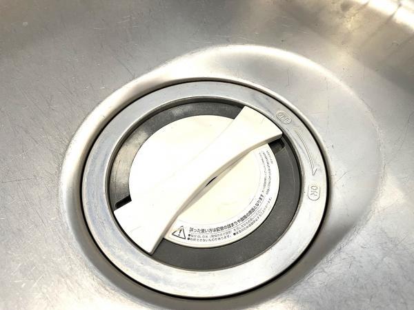 生ゴミをキッチンの排水口で粉砕処理できるディスポーザー付きです。キッチンを清潔に保ちやすくゴミの量も減らせるので便利です。 【内外観】キッチン