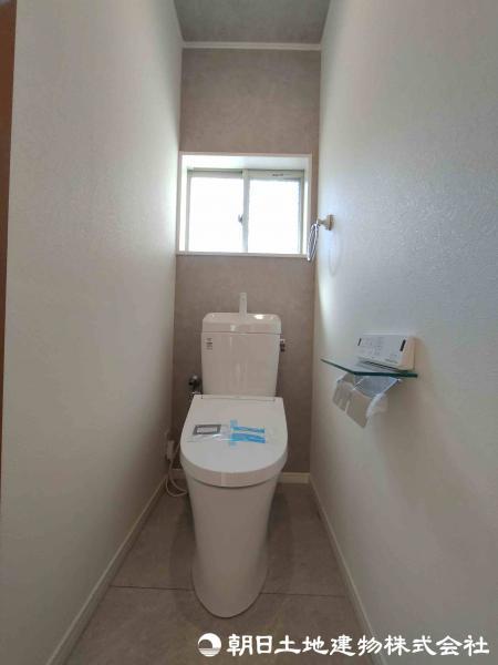 トイレも洗浄機能付きに新規交換。室内は全てリフォーム済みで、快適な生活をサポートします。 【内外観】トイレ