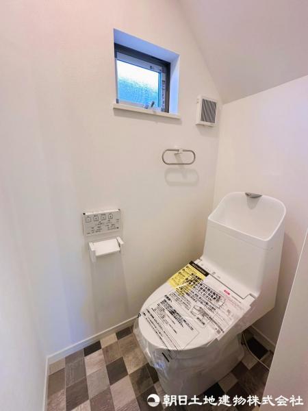 温水洗浄暖房便座は、寒い季節でも快適で温かい座り心地を提供します。 【内外観】トイレ