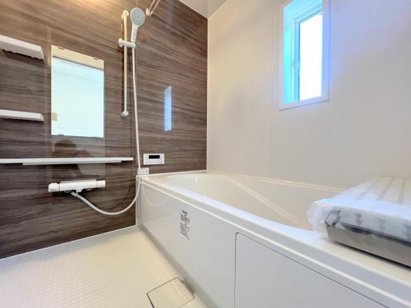 バスルームは一日の疲れを癒すくつろぎの場所です。一坪タイプの浴室で快適なバスタイムを楽しんでください。 【内外観】浴室