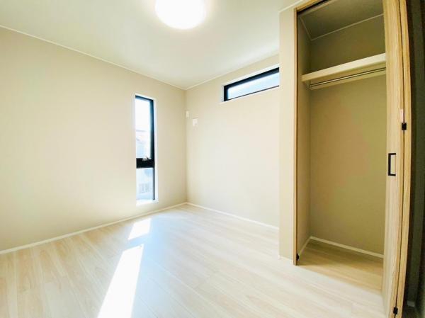各室収納スペースでお部屋を広く利用できます 【内外観】リビング以外の居室