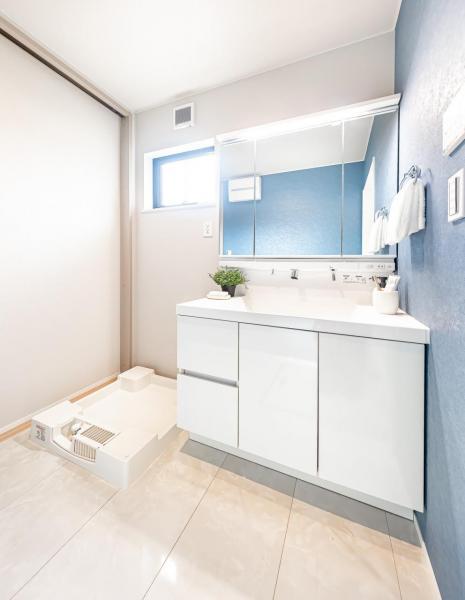白で統一された清潔感あふれる爽やかな洗面室です。 【内外観】洗面台・洗面所