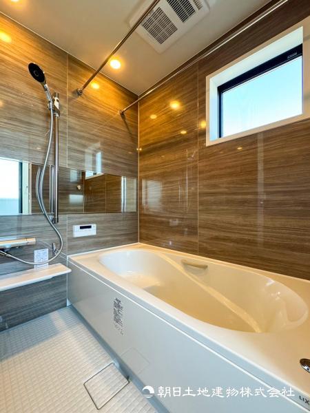 【浴室】快適な使い心地とゆとりある空間が1日の疲れを解きほぐすバスルーム。空間も浴槽もゆったりのびのび使えます 【内外観】浴室