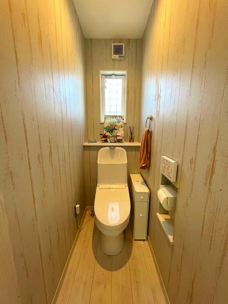 見た目がスマートで掃除がしやすいトイレ 【内外観】トイレ