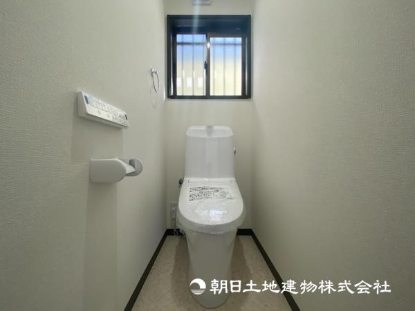 【トイレ】トイレ空間を快適に過ごせる機能が充実しています 【内外観】トイレ