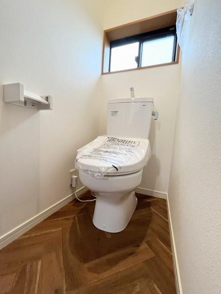 2階のトイレです。もちろん快適なウォシュレットを完備しております。 【内外観】トイレ