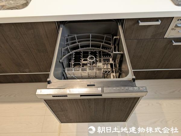 ＜キッチン＞奥様に人気のビルトイン食器洗浄機付です。 【設備】その他設備