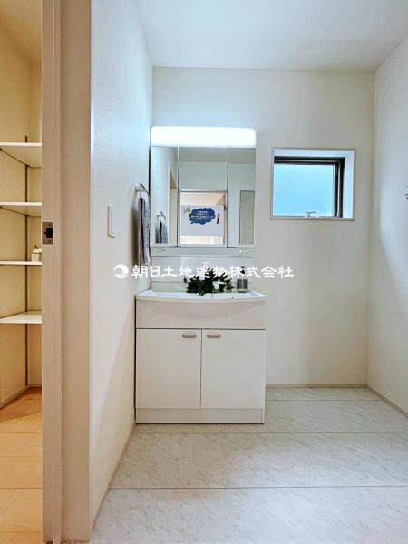 清潔感ある洗面室が、家族の日々のルーティンを快適にサポートします。 【内外観】洗面台・洗面所