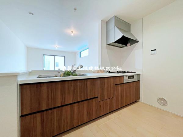 豊富な収納スペースが整理整頓をサポートし、快適な調理環境を提供します。 【内外観】キッチン
