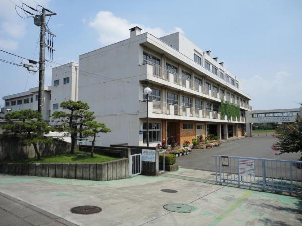田名中学校まで約860m 【周辺環境】中学校