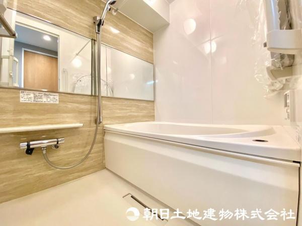 人工大理石調のアクセントパネルを使用した高級感のあるバスルーム！ 【内外観】浴室