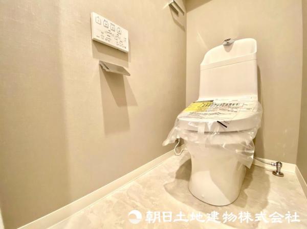 アクセントクロスを使用し落ち着いた雰囲気のトイレ！ 【内外観】トイレ