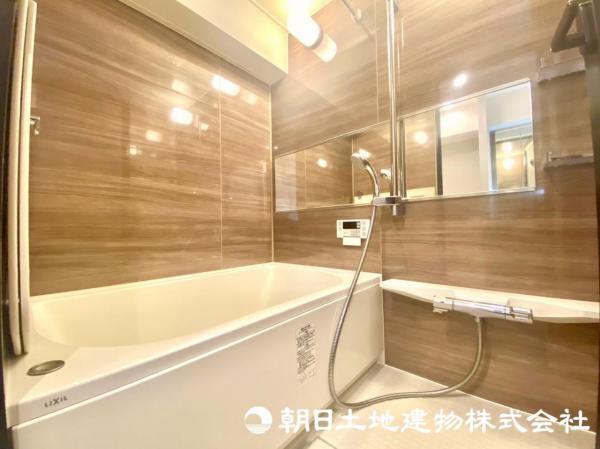 アクセントパネルを使用した落ち着いた雰囲気が魅力的なバスルーム！ 【内外観】浴室
