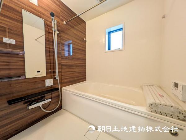 【浴室】最新のユニットバスは設備も充実です。ご入居時から気持ちよくお使いいただけます 【内外観】浴室