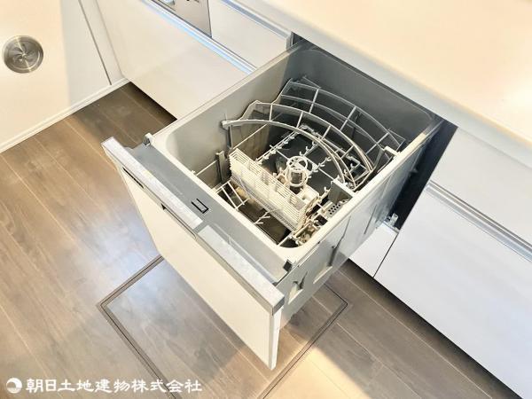 食洗器付きのシステムキッチンは家事を大きくサポートしてくれます。洗い物を入れる空間にもなるのでキッチン周りを常にスッキリ見せることも。 【設備】その他設備