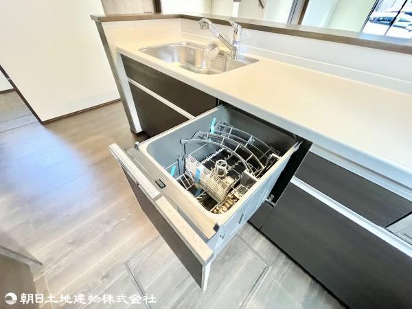 食洗器付きのシステムキッチンは家事を大きくサポートしてくれます。洗い物を入れる空間にもなるのでキッチン周りを常にスッキリ見せることも。 【内外観】キッチン