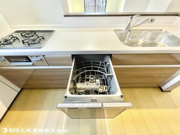 食洗器付きのシステムキッチンは家事を大きくサポートしてくれます。洗い物を入れる空間にもなるのでキッチン周りを常にスッキリ見せることも。 【内外観】キッチン