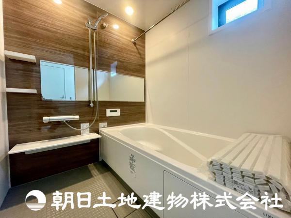 浴室は白と木目調を基調としており、清潔感+高級感を漂わせます！ 【内外観】浴室