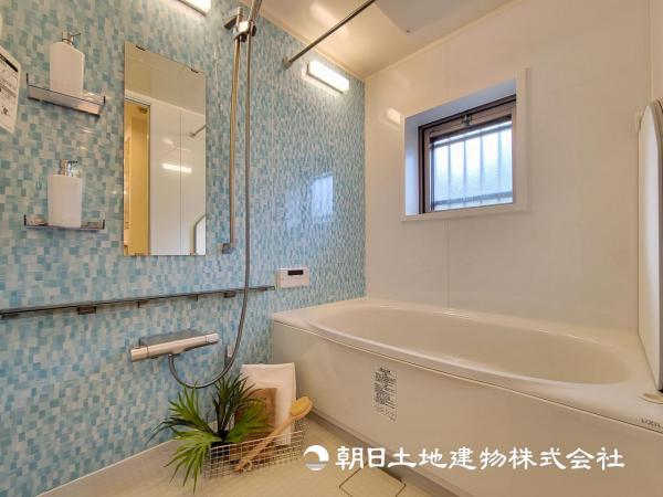 【浴室】窓付きのバスルームは、採光もあり明るく気持ちの良い空間です。 【内外観】浴室