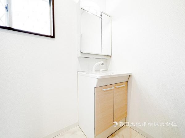 【洗面台】使用頻度の高い場所だからこそ便利な空間に。多人数での使用も考えた便利な空間です 【内外観】洗面台・洗面所