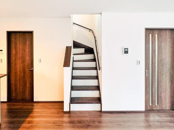 【リビングイン階段】ご家族が集まるリビングに階段を配置することで、開放感が得られるなどさまざまなメリットにつながります。 【構造】構造・工法・仕様