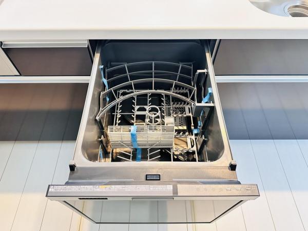 【ビルトイン食洗機】洗浄から乾燥までボタン一つで完結する食洗機付き。大変な洗い物がぐっと短く済みます！乾燥をかけて食器をそのまま保管できるのでキッチンの上に溢れてしまう必要もございません。 【設備】その他設備