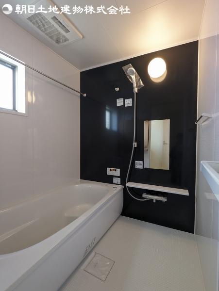 暗い色のアクセントクロスが落ち着いた雰囲気の浴室です。 【内外観】浴室